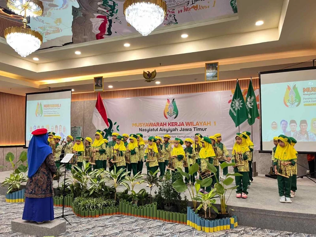 Penampilan Angklung Siswa TK ABA 1 Candi Semarakkan Musykerwil 1 PWNA Jatim