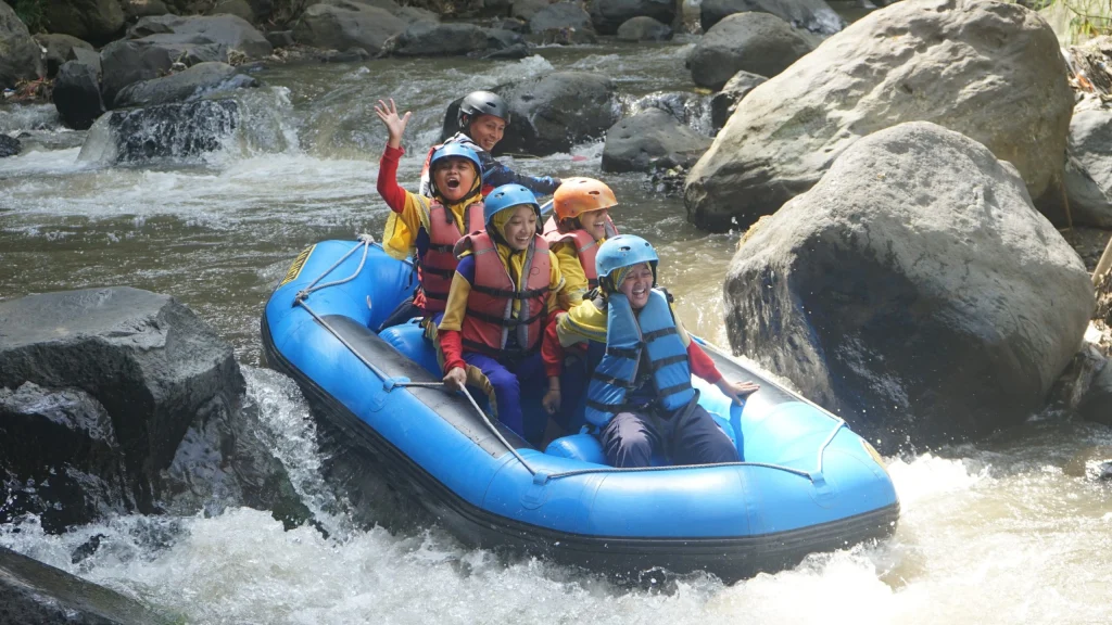 Siswa Sekolah Kreatif Menganti Uji Keberanian Saat Rafting di Kaliwatu