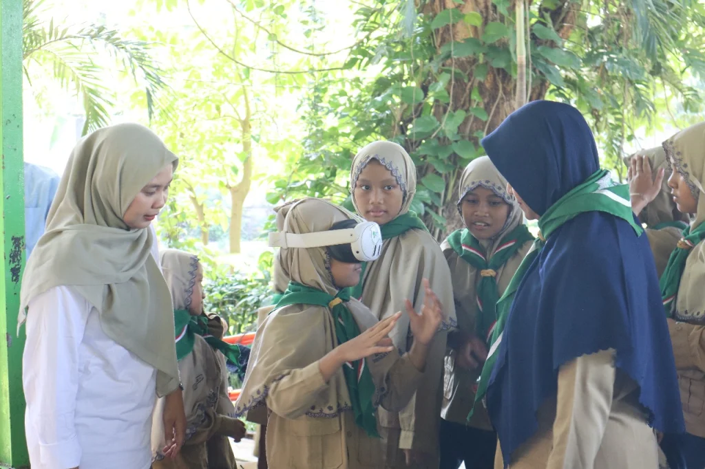 Edukasi Permainan VR EkoFem Edu Warnai Leadership Innovative Camp
