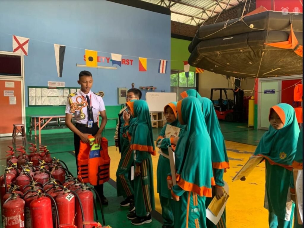 Jelajahi Dunia Penerbangan dan Pelayaran, SD Muhammadiyah 1 Driyorejo Gelar Field Trip 2025  