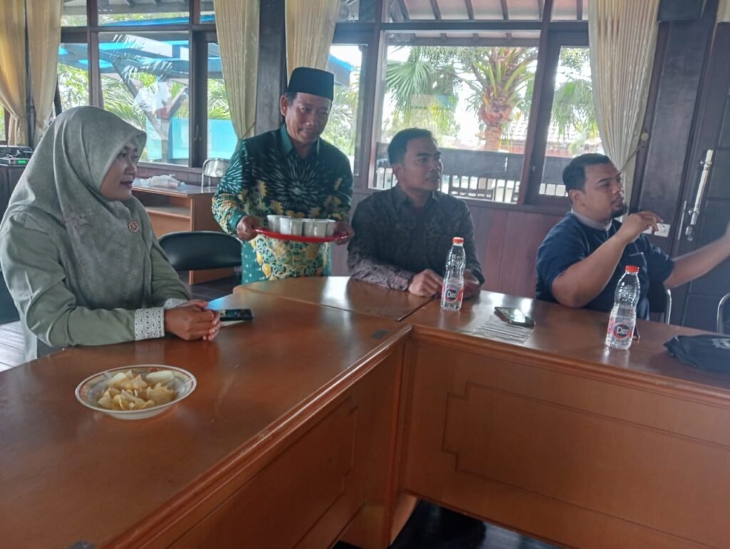 Ketika Wakil Ketua PDM Menjelma Jadi Pramusaji di TOT MPKSDI Lamongan, Peserta pun Jadi Tersipu