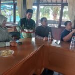 Ketika Wakil Ketua PDM Menjelma Jadi Pramusaji di TOT MPKSDI Lamongan, Peserta pun Jadi Tersipu
