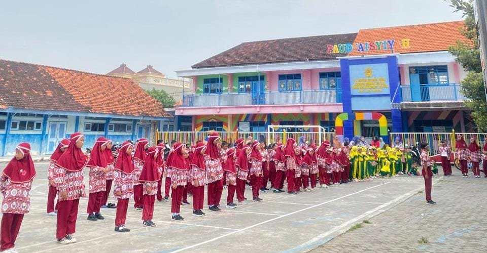 Semarak Upacara Hari Pahlawan di MIM 1 Godog: Tanamkan Semangat Juang Sejak Dini