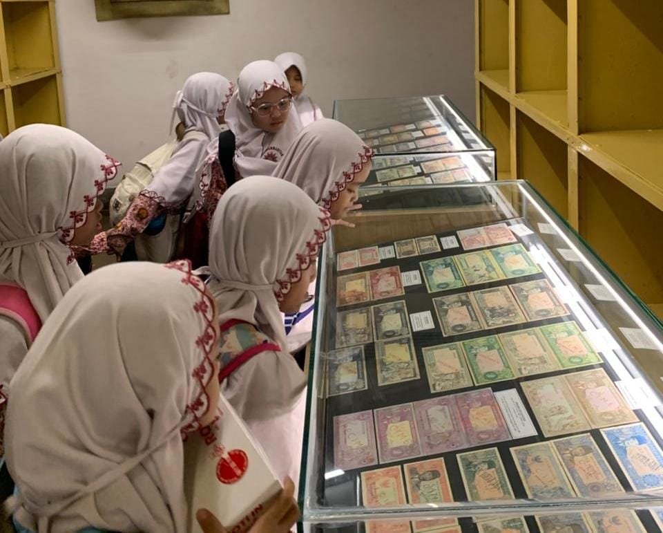 Serunya Siswa Sekolah Inovatif Jagir Eksplorasi Sejarah Uang di Museum De Javasche Bank