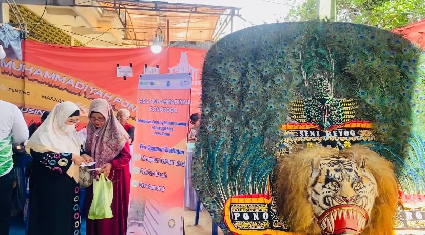 PCM Ponorogo dan Laweyan: Dari Reog Megah Hingga Batik Tulis Al-Qur’an di Expo CRM Award 2025