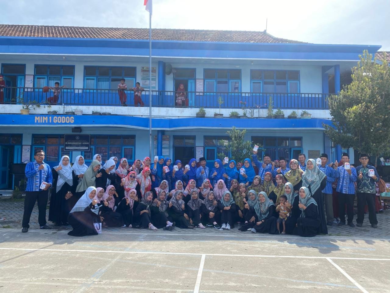 Kejutan IKWAM Warnai Peringatan Hari Guru Nasional di MI Muhammadiyah 1 Godog