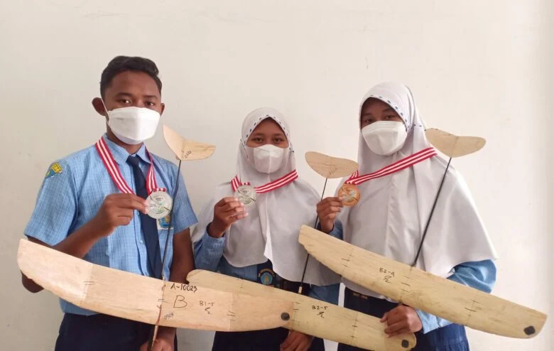 Spemsi 9 Sidayu Gresik Borong Juara Aeromodelling dan Water Rocket