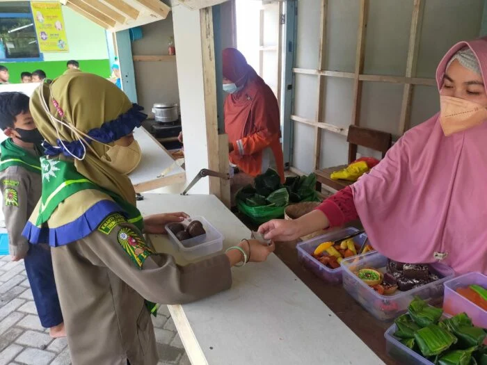 Diet Plastik dan Maksimal Jajan di Kantin Ramah Lingkungan MIM Jombok