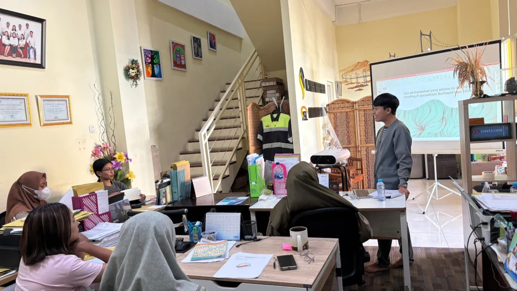 Dipercaya Dunia Industri, Pusat Bahasa UM Surabaya Latih Karyawan PT Artalapan Strategi Logistik Surabaya