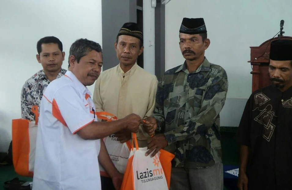 Lazismu Tulungagung Bagikan 90 Paket Sembako untuk Warga Miskin