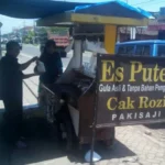 Nikmatnya Es Puter di Kedai Cak Rozi, Aktivis Muhammadiyah Pakisaji