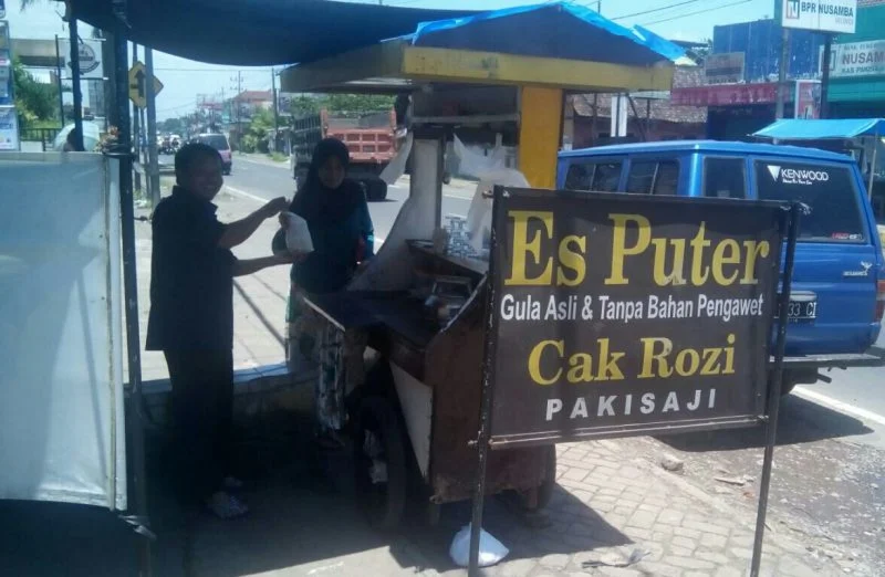 Nikmatnya Es Puter di Kedai Cak Rozi, Aktivis Muhammadiyah Pakisaji