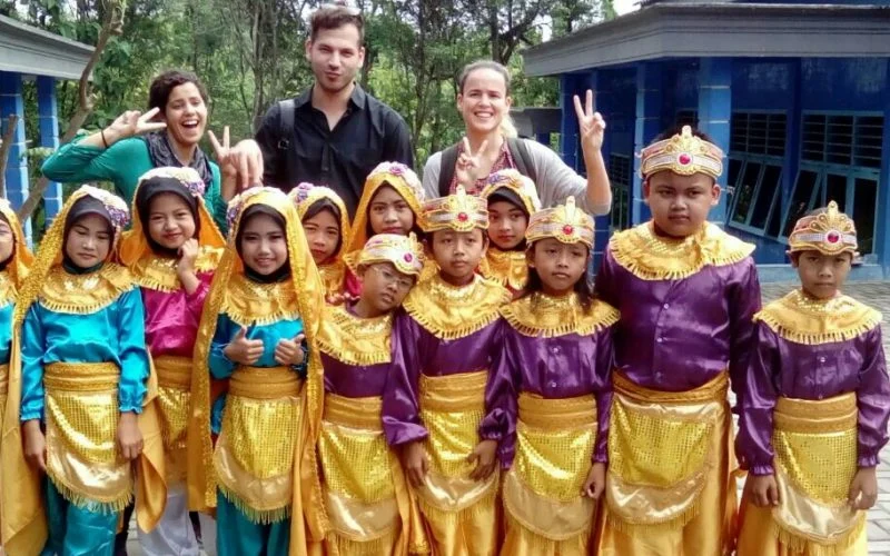 Mahasiswi Slovenia Marja Kovanda Tampil Memukau di Pagelaran Budaya Internasional SD Mutu Kesamben