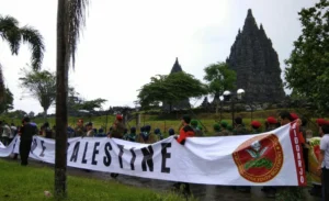 Harapan Bisa Dibaca Presiden, Eeh… Spanduk Save Palestina Dirampas Paspampres Duluan