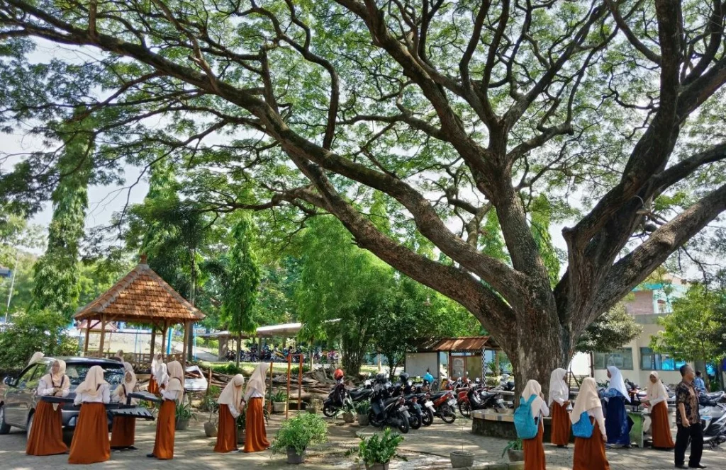Seteduh Beringin dan Gazebo, 3 Sekolah Ini Bikin Betah seakan Waktu Berjalan Selambat Running Text
