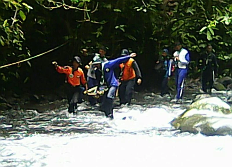 Peserta  Makan Bawang Putih untuk  Bertahan Hidup di Hutan