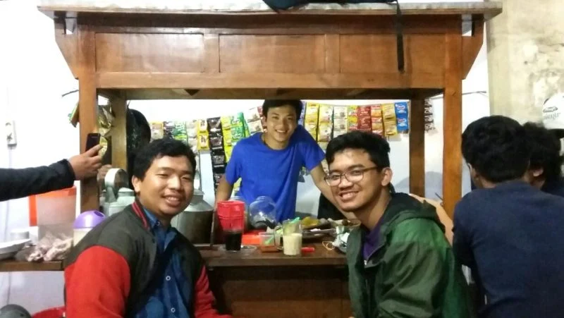 Lawan Arus, Mahasiswa Ponorogo Ini Lebih Memilih Angkringan daripada Sate