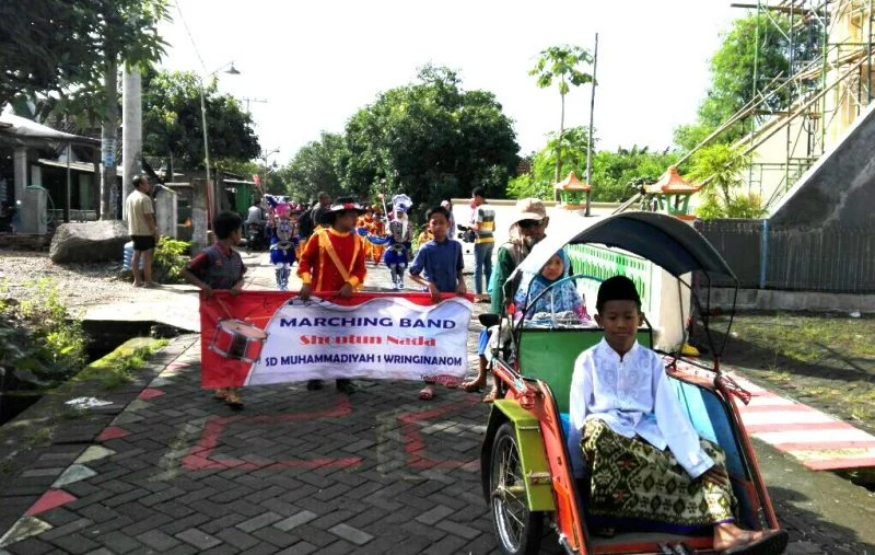 Berani Khitan, Marching Band pun Menyambutnya