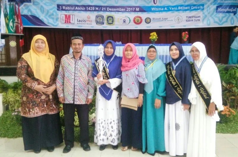 Guru SDMM Raih Penghargaan Favorit dalam Wisuda Tahfidz