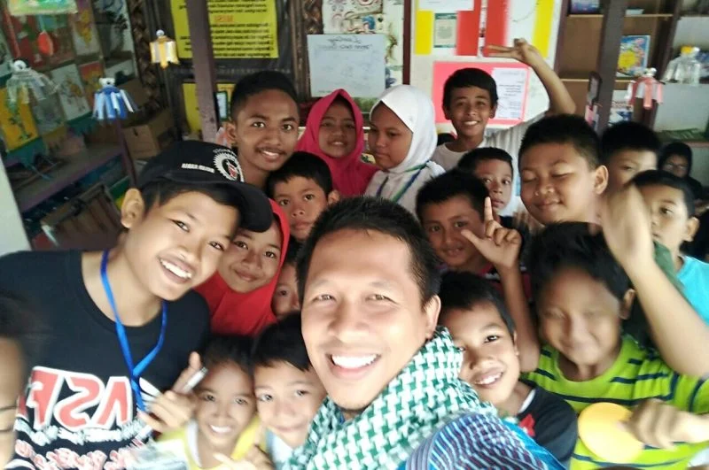 Giatkan Budaya Baca, Kepala Sekolah Ini Tak Canggung Mendongeng