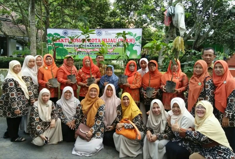 Peduli Lingkungan Hijau, Tanam 100 Mangga Manalagi