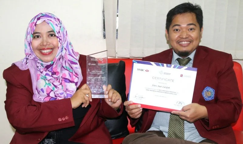 Kritisi Penjelasan CS Bank Syariah, Dua Dosen Umsida Raih HSBC Indonesian Research Award 2017