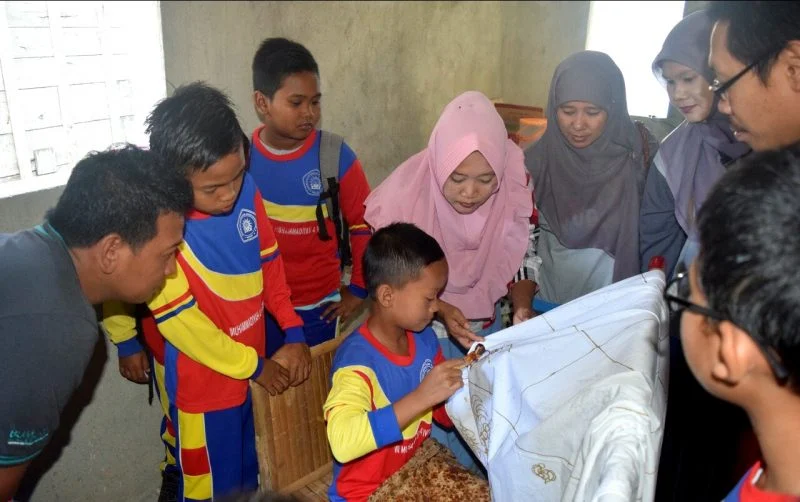 Asyik Membatik saat Libur Sekolah