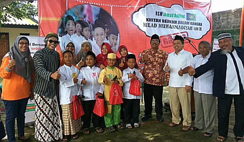 Setelah Dikhitan Anak-Anak Itu Didoakan Jadi Pemimpin Bangsa