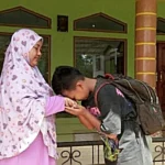 Ibu-Ibu Desa Kramat Terharu Saat Disalami Bobby dengan Takzim Usai Program James Bon