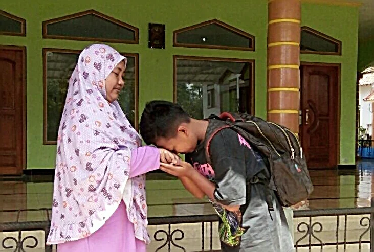 Ibu-Ibu Desa Kramat Terharu Saat Disalami Bobby dengan Takzim Usai Program James Bon