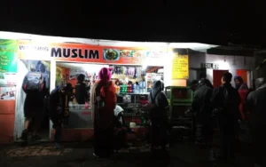 Ingin Shalat Subuh ‘Normal’ di Penanjakan Bromo? Ini Solusi dari Warung Muslim