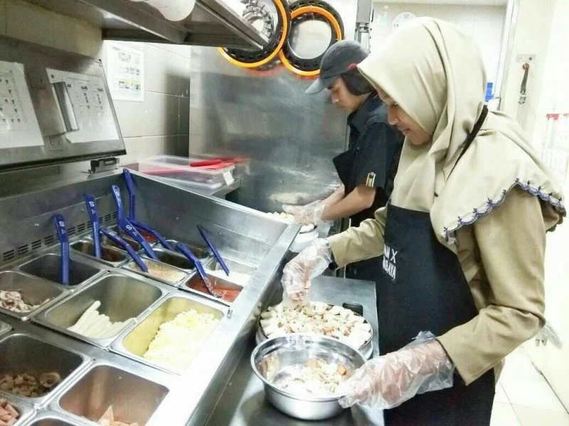 Asyiknya Libur Sekolah Magang di Restoran Siap Saji