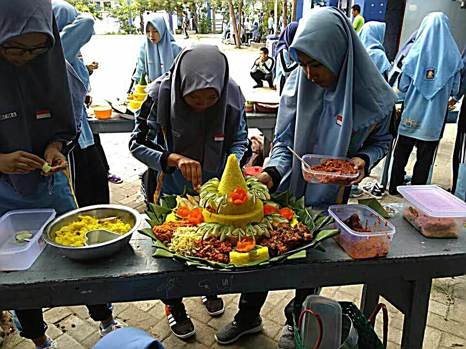 Puyengnya Menerjemahkan Pendidikan Karakter dalam Sebuah Tumpeng