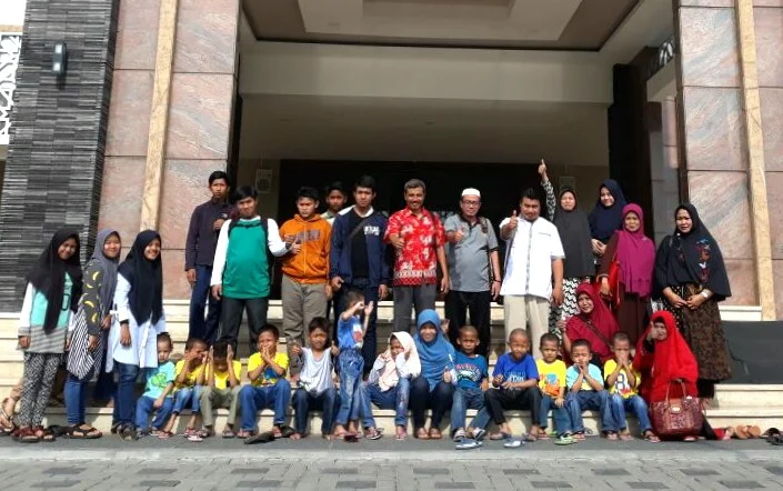 Menggembirakan Anak-Anak Panti Berwisata ke Masjid Namira dan WBL