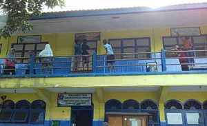 Cara MIM Tebluru Rayakan Tahun Baru dengan Bersihkan Sekolah