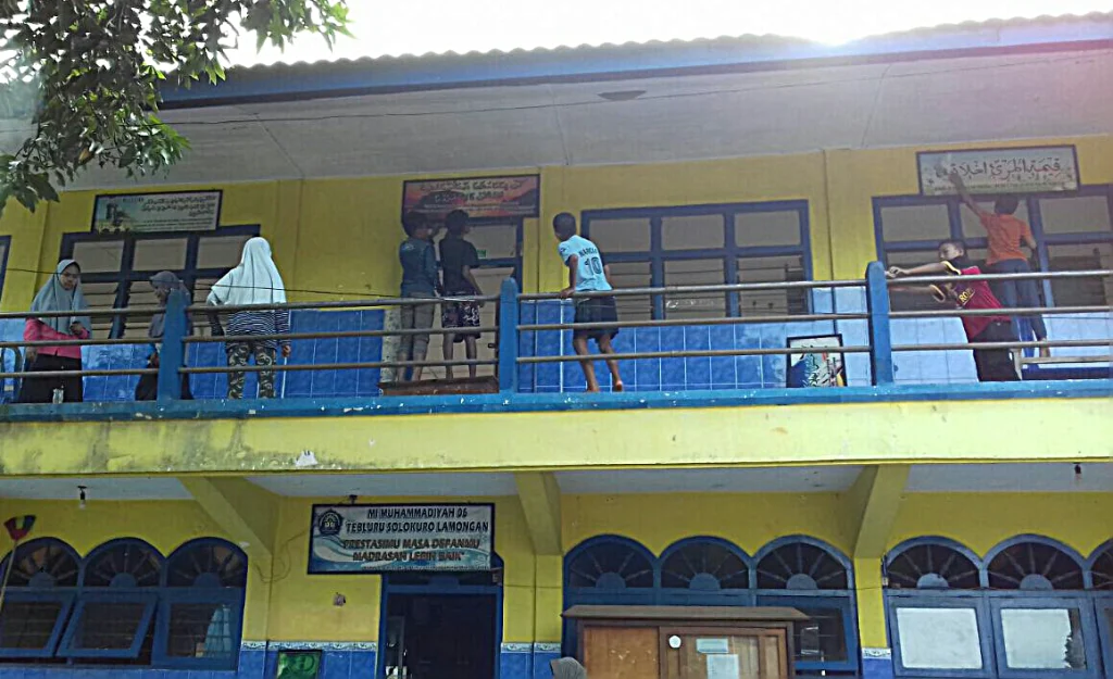 Cara MIM Tebluru Rayakan Tahun Baru dengan Bersihkan Sekolah