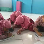 Masuk Sekolah Siswa Mulai Menuliskan Pengalaman Liburan