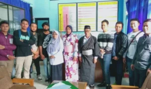 Sukses di Jepang, Bawa Cinderamata Kimono untuk Kepala Sekolah Almamater