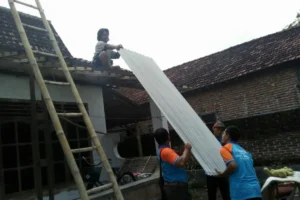 Rusak Diterpa Puting Beliung, Lazismu-Kokam Tergerak Salurkan Bantuan