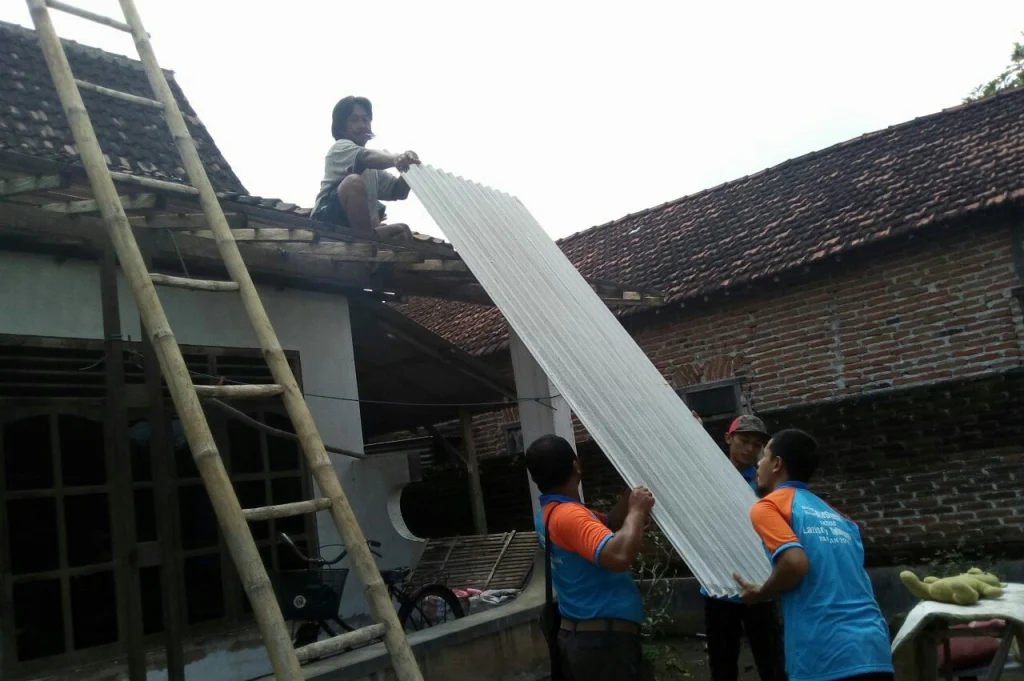 Rusak Diterpa Puting Beliung, Lazismu-Kokam Tergerak Salurkan Bantuan