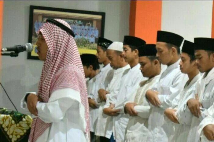 Yang Berhak Jadi Imam dan Adab-Adab yang Harus Diperhatikan dalam Jamaah Shalat
