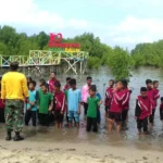 Filosofi Separoh Roti dalam Pengukuhan Siswa di Mangrove Hijau Daun Bawean
