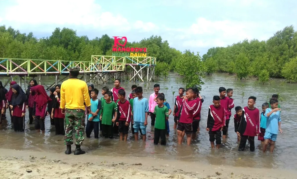 Filosofi Separoh Roti dalam Pengukuhan Siswa di Mangrove Hijau Daun Bawean