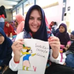 Saat Siswa Berlian School Ajak Miss Loreto Melukis Damar Kurung