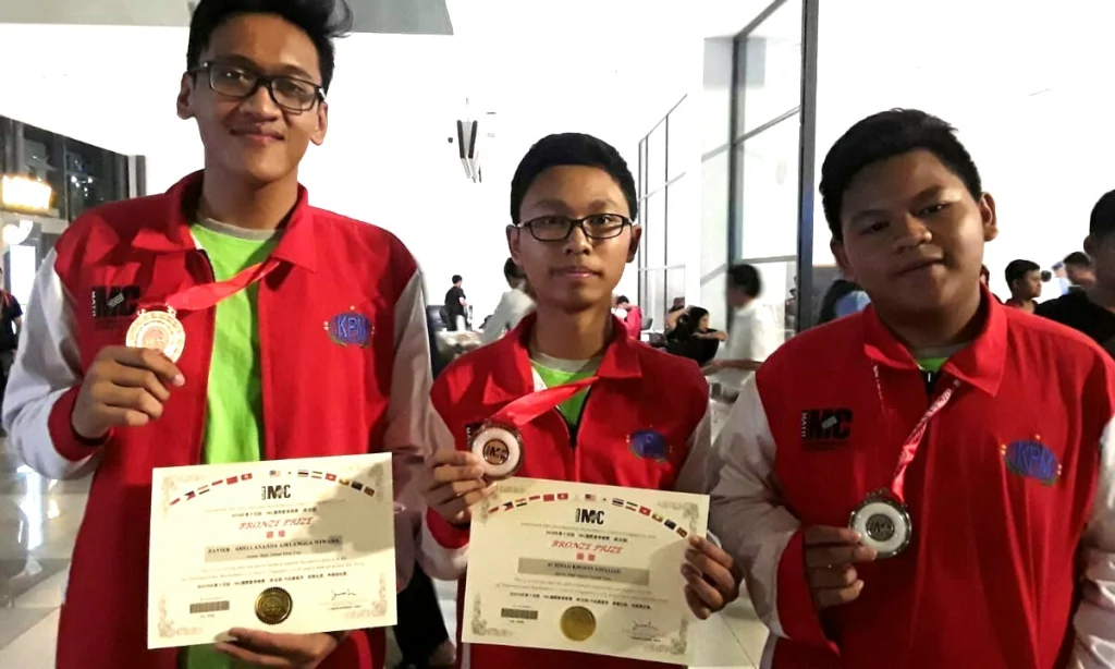Selamat! Siswa SMPM 12 GKB Raih Juara dalam Kontes Matematika di Singapura