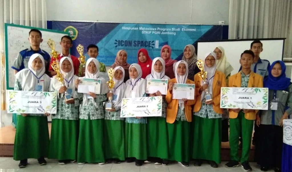 Tiga Piala Icon Space Diborong SMA Muhiba, Pembersih Tangan Alami dari Kulit Bawang Merah Juara I