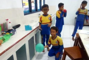 Tak Lagi Ngantuk Belajar Gaya Aksi-Reaksi berkat Roket Buatan Sendiri