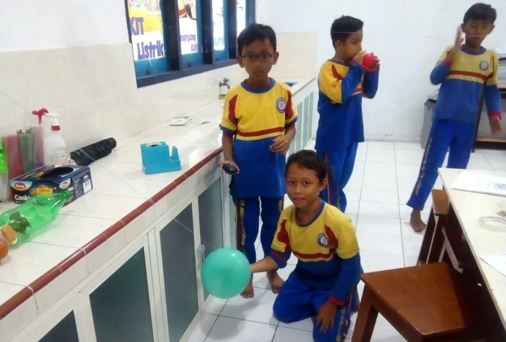 Tak Lagi Ngantuk Belajar Gaya Aksi-Reaksi berkat Roket Buatan Sendiri