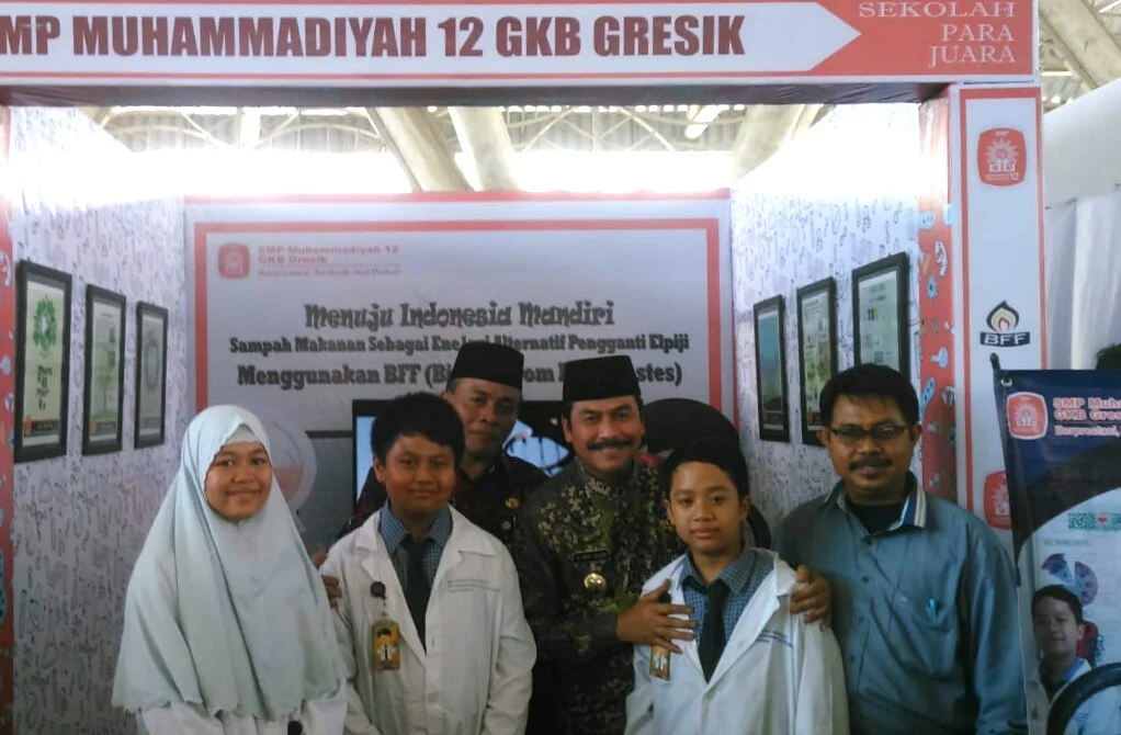 Saat Wakil Bupati Gresik Kunjungi Lapak ‘Energi Alternatif dari Sampah Makanan’ Karya Siswa SMPM 12 GKB