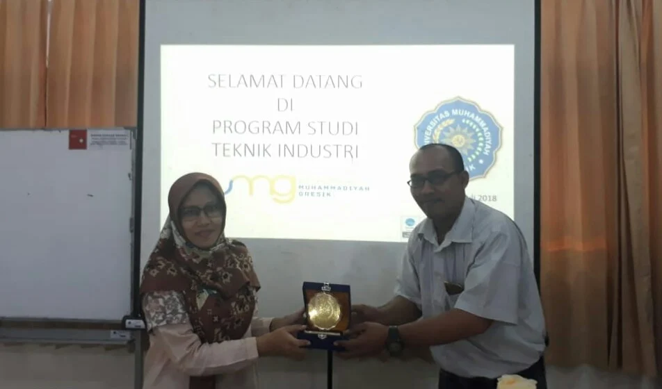 Belajar Laboratorium Integrasi Teknik Industri, Unirow Tuban Kunjungi UMG